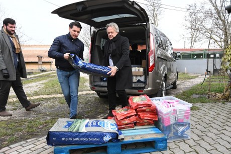 Nagy értékű adománnyal támogatta az Állatotthont Vargha Tamás és az iGenerációért Egyesület